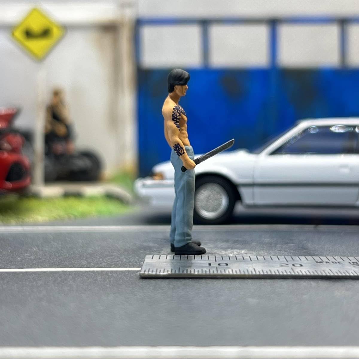 Amazon | 1/64 スケール ナタを持った刺青が入った男性 893 フィギュア